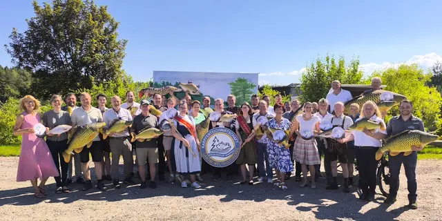Gute Stimmung und reges Interesse herrschte bei der Generalversammlung des NÖ Teichwirteverbandes in Heidenreichstein. Als Highlight wurde die um das landwirtschaftliche Weltkulturerbe erweiterte Schutzmarke „Waldviertler Karpfen“ enthüllt. | Foto: Daniela Zimmermann/LK NÖ