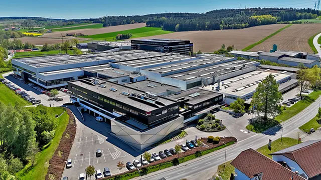 Das Familienunternehmen Fill Maschinenbau beschäftigt rund 1.000 Mitarbeiter am Standort Gurten im Bezirk Ried – davon rund 90 Lehrlinge – und kommt auf rund 200 Millionen Euro Betriebsleistung im Jahr.  | Foto: raumpixel