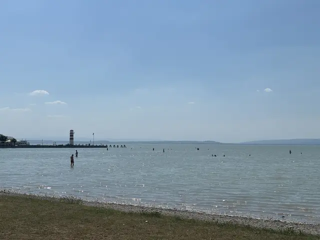 Aufgrund der niedrigen Seetiefe ist Podersdorf vor allem unter den Familien ein sehr beliebter Badeort. | Foto: Dorottya Fejes/MeinBezirk