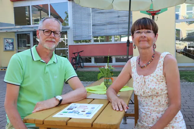 Die Kinder von Otto Schmidt Gerald und Ingrid brachten ein historisches Foto, das ihren Vater vor 50 Jahren mit PTS-Lehrerkollegen zeigt.  | Foto: Edith Ertl