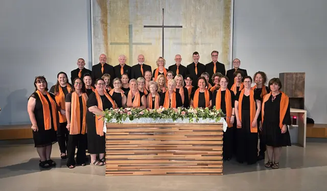 Der Kirchenchor CANTonio der Flugfelder Pfarrgemeinde St.Anton in seiner traditionellen Chorkleidung.