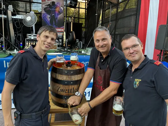 Erfolgreicher Bieranstich durch Bgm. Michael Cech, Kommandant Franz Endler und Stv. Kommandant Bernhard Benda (links) | Foto: Marktgemeinde Gablitz