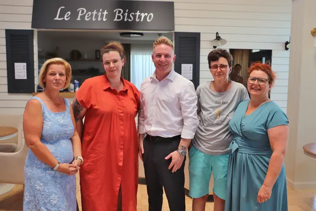 Vzbgm. Sabine Jakubzig, Elisabeth Großschädl, Thomas Brugger, Animateurin Beate Fank-Strohmeier und GR Sandra Goldberg im einladenden Wohnzimmer des Amicalis | Foto: Edith Ertl