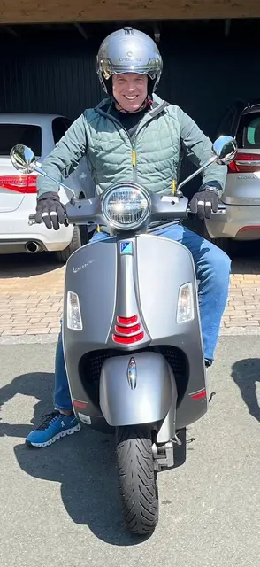 Alexander Schauperl ist in seiner Freizeit auch gerne mit seiner Vespa in der Südsteiermark unterwegs. | Foto: Schauperl