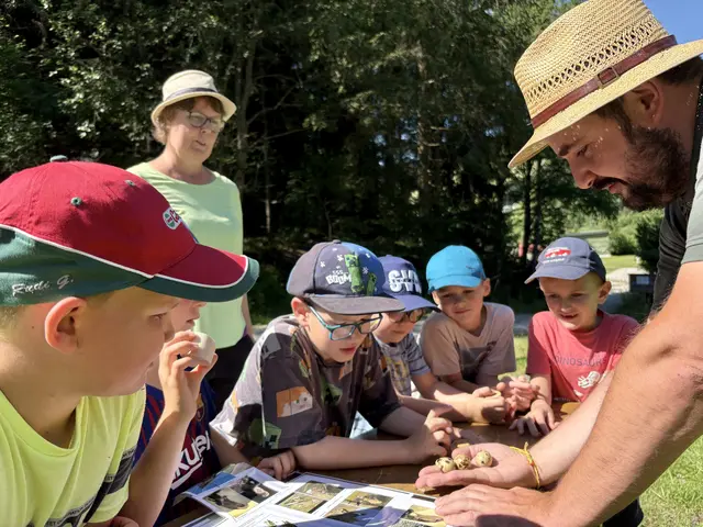 Fasziniert lauschten die Kinder den Erklärungen von Jäger Hubert Wetzelhütter.