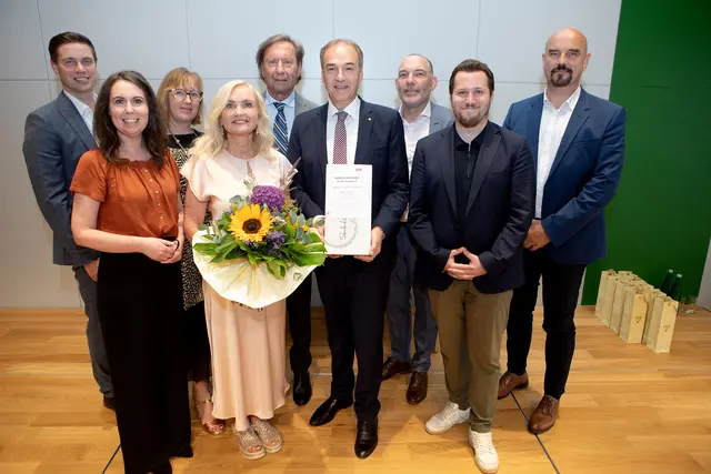 Bei der Verleihung der Diplome: Daniel Baumann, Carina Grill, Karin Schneemann, Manuela Karner, Kurt Maczek, Leonhard Schneemann, Gerald Gamperl-Stecker, Adrian Kubat und Nikolaus Schermann. | Foto: Landesmedienservice
