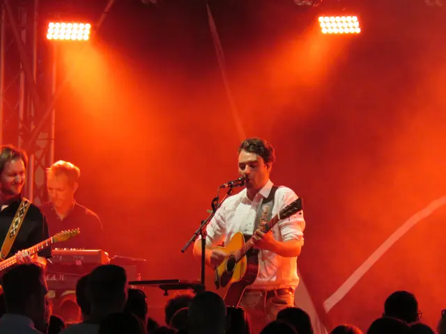 Stargäste wie Chris Steger sorgten für die musikalische Unterhaltung der Besucher und Besucherinnen.  | Foto: Lena Palatin