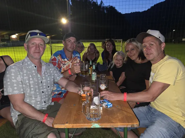 Mario Daxelberger, Romana Hohenwarter, Stefan Lampl, Michael Ortner nutzten das Halbjahres-Silvester für einen geselligen Abend mit Familie und Freunden. | Foto: Julia Steyrer