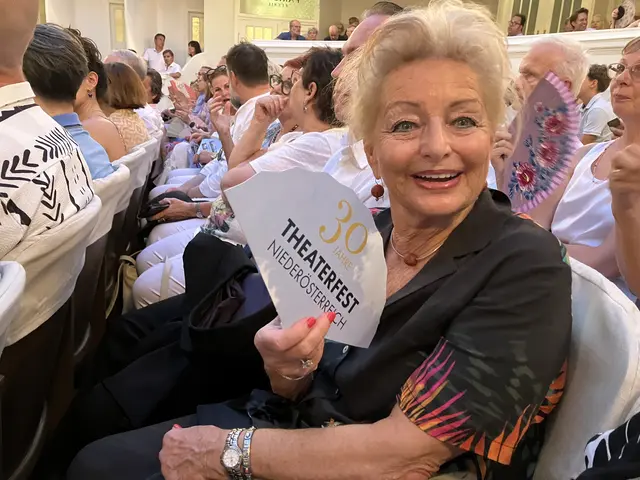 Tirol-Fan Dr. Gabriele Harecker vom Schmerzkompetenzzentrum Bad Vöslau schwingt einen Theaterfest-Fächer | Foto: Stockmann