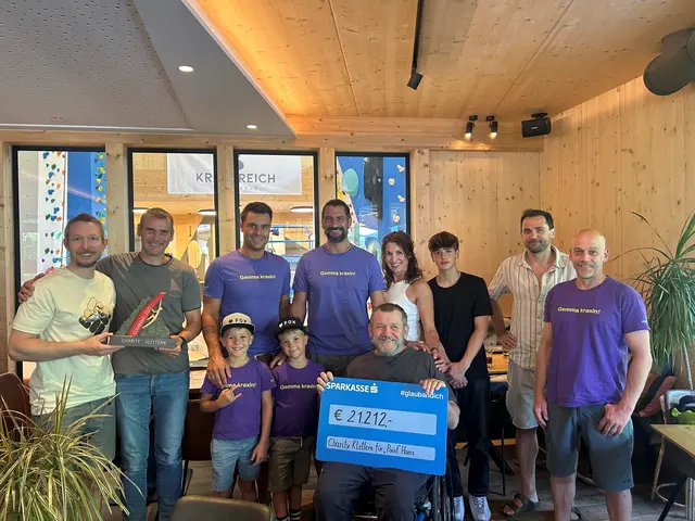 vlnr: Roland und Florian (die Sieger des Charityklettern mit dem Wanderpokal)
Vereinsmitglieder: Mathias mit den Jungmitgliedern Alexander und Andreas, Obmann Hauser Gerhard, Tabea, Simon, Andreas (Kassier), Michael (Kletterlehrer)
im Vordergrund der sichtlich erfreute "Point" Hans | Foto: ClimbingZoo