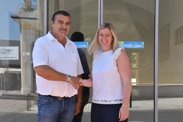 Bürgermeister Martin Kramelhofer beim Shakehands mit Amtsleiterin Evelyn Knopf, die im Jänner 2027 seine Nachfolgerin werden soll. | Foto: MeinBezirk/Michael Strini