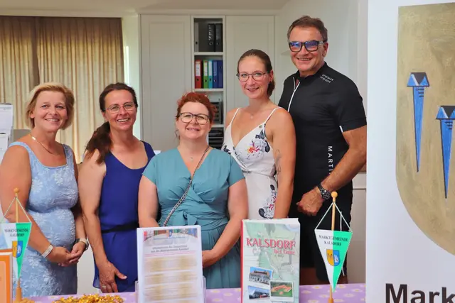 Vzbgm. Sabine Jakubzig und die Gemeinderäte Monika Dunkl, Sandra Goldberg, Beatrice Seybold und Sepp Zirkl standen Bewohnern und Besuchern im Amicalis für Fragen rund um die Gemeinde zur Verfügung.  | Foto: Edith Ertl