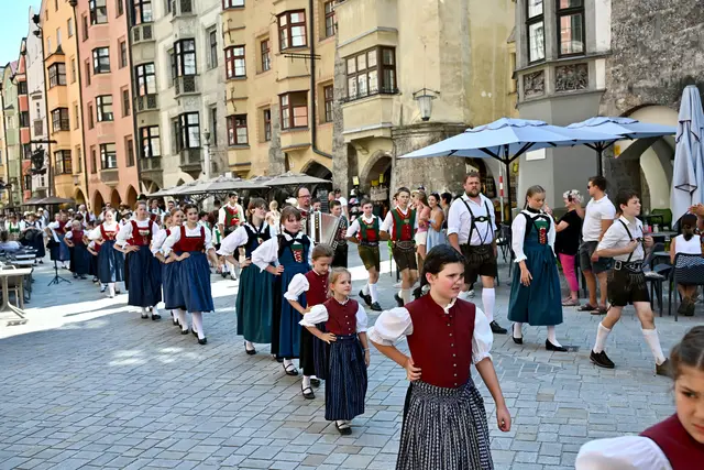 Der Trachtlernachwuchs wurde mit großem Applaus empfangen. | Foto: Hassl