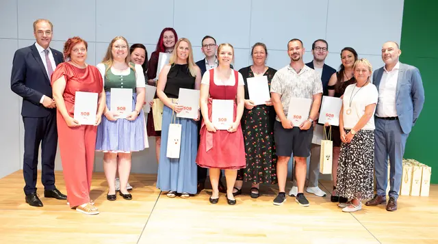 Soziallandesrat Leonhard Schneemann (links), Direktor-Stellvertreter Gerald Gamperl-Stecker (rechts) und Romy Allerbauer (2. von rechts) überreichten die Diplome. | Foto: Landesmedienservice