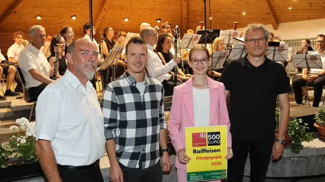 Janine Wippler aus Sautens erhielt in diesem Jahr den Raiffeisen Förderpreis - v.l. Direktor Klaus Strobl, Raiffeisen-Vertreter Thomas Fiegl, Janine Wippler und Klavier-/Orgel-Lehrer Hannes Torggler