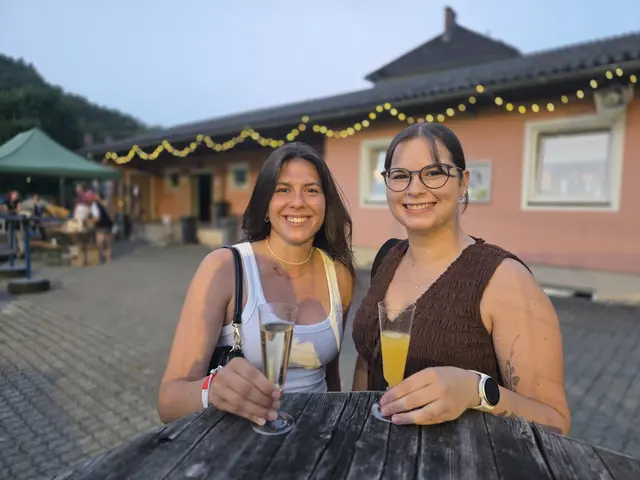 Viktoria Eder und Helena Obersheimer stießen beim ersten Halbjahres-Silvester in Hohenberg mit einem Glas Sekt auf das neue halbe Jahr an. | Foto: Julia Steyrer