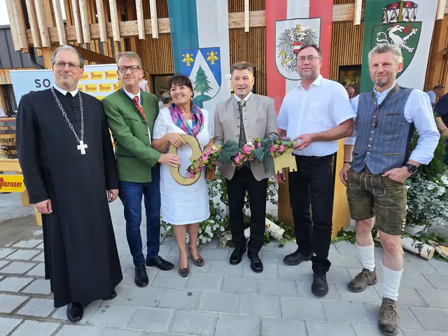 Schlüsselübergabe für das neue Schwimmbad in Neumarkt, v.l. Abt Pater Alfred Eichmann, Vizebgm. Gerhard Hörmann, LH Stv. Manuela Khom, Bgm. Josef Maier, Vizebgm. Kurt Kreinbucher und BM Edwin Galler.
 | Foto: Anita Galler