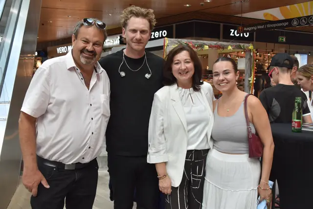 Lucas Fendrich gastierte im eo Oberwart: Heimo Portschy, Lucas Fendrich, Centerleitung Margit Portschy und Katharina Portschy | Foto: MeinBezirk/Michael Strini