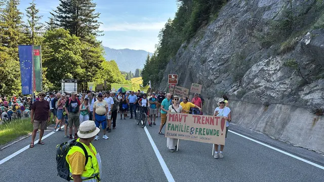 In Reutte protestieren Anwohner am Samstag gegen die Transitbelastung auf der Fernpassroute. Wegen der Hitze wurde der Start des Zuges kurzfristig zur Burgenwelt Ehrenberg verlegt, von wo aus es Richtung Katzenberg geht. | Foto: MeinBezirk