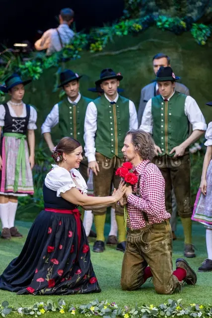 Schenkt man sich Rosen in Tirol... (Natalia Ushakova und Clemens Kerschbaumer) | Foto: Husar/Bühne Baden