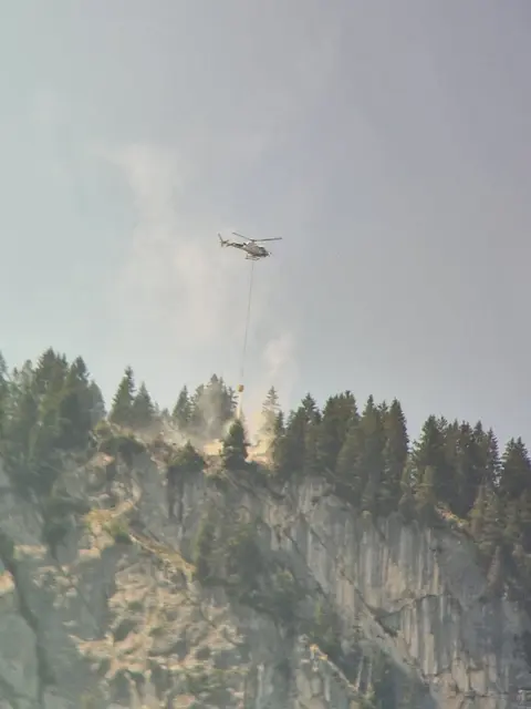 Ein Waldbrand am Großen Pölven oberhalb von Söll sorgte am Samstag für einen Großeinsatz. Feuerwehren, Hubschrauber und die Bergrettung kämpften stundenlang gegen die Flammen im schwer zugänglichen Gelände. | Foto: ZOOM.Tirol