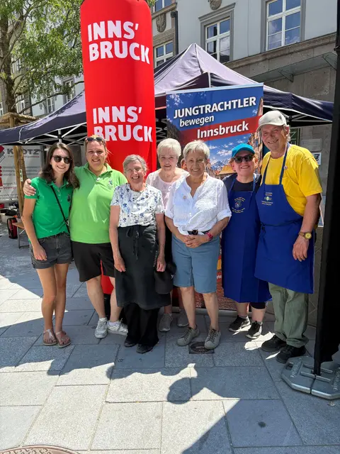 Keine Großveranstalund ohne Helferinnen und Helfer, die mit anpacken. | Foto: Landestrachtenverband Tirol