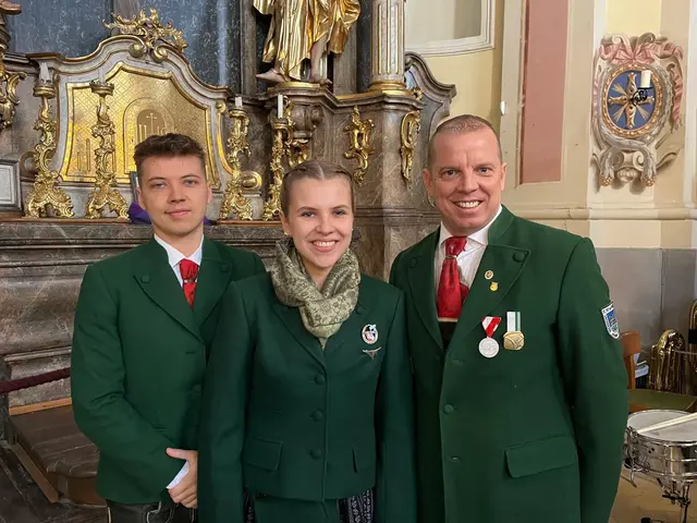 Gemeinsam sind sie aktiv beim Musikverein St. Veit am Vogau tätig: Alexander Schauperl mit seinen Kindern Lara und Michael | Foto: Schauperl