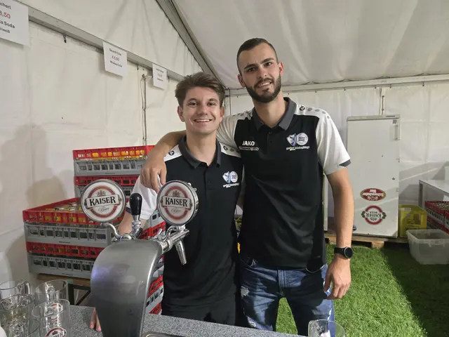 Maximilian Griessler und Marco Springer vom SV Hohenberg freuten sich über die Premiere des ersten Halbjahres-Silvesters in Hohenberg. | Foto: Julia Steyrer