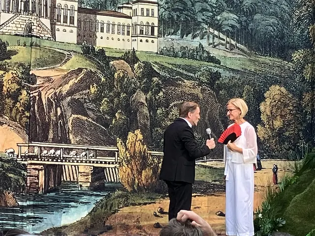 Die Operette "Der Vogelhändler wurde vom Regieduo nach Baden verlegt. Vor dem Bühnenbild (Ruine Raueneck und Schwechat) interviewt Intendant Andreas Gergen die Landeshauptfrau Johanna Mikl-Leitner | Foto: Stockmann