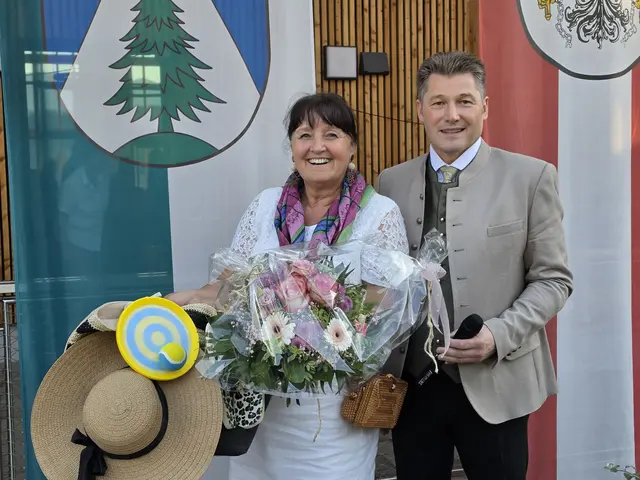 Ein besonderes Geschenk gab es für LH Stv. Manuela Khom, eine Badeausstattung übergab Bgm. Josef Maier für die Unterstützung von Seiten des Landes Steiermark. | Foto: Anita Galler