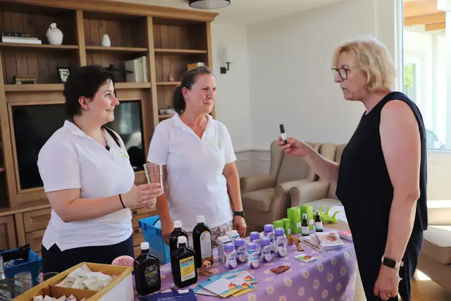 Kalsdorfs Seniorenbund-Obfrau Ulli Herunter beim Rundgang durch die Ausstellungsstände am Stand der Apotheke Kalsdorf | Foto: Edith Ertl