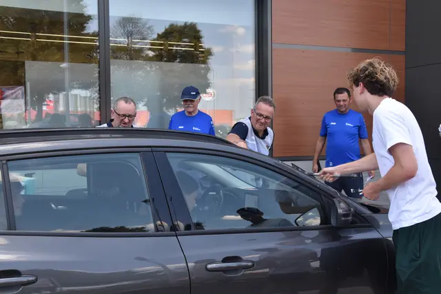 Für den guten Zweck wurden Autoscheiben geputzt. | Foto: MeinBezirk/Michael Strini