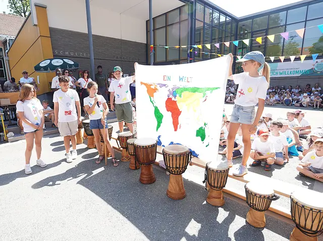 Die Kinder der Volksschule und Allgemeinen Sonderschule Fürstenfeld reisten mit ihren Festgästen um die Welt. | Foto: Waltraud Wachmann