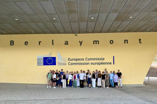 Die Teilnehmenden der Bildungsreise vor dem Berlaymont-Gebäude in Brüssel. | Foto: Maximilian Müller, EU-Kommission
