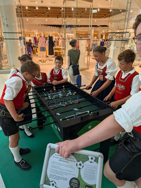 Kurze außertrachtleriche Einlage in Zeiten der Fußball-WM | Foto: Landestrachtenverband Tirol