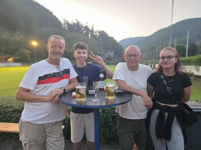 Kurt Hillenbauer, Sebastian Wallner, Günter Weszelovits und Lara-Sophie Scheel stießen beim ersten Halbjahres-Silvester in Hohenberg auf das neue halbe Jahr an. | Foto: Julia Steyrer