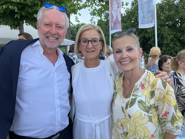 Landeshauptfrau Johanna Mikl Leitner im Gespräch mit Sommerarena-Gästen | Foto: Stockmann