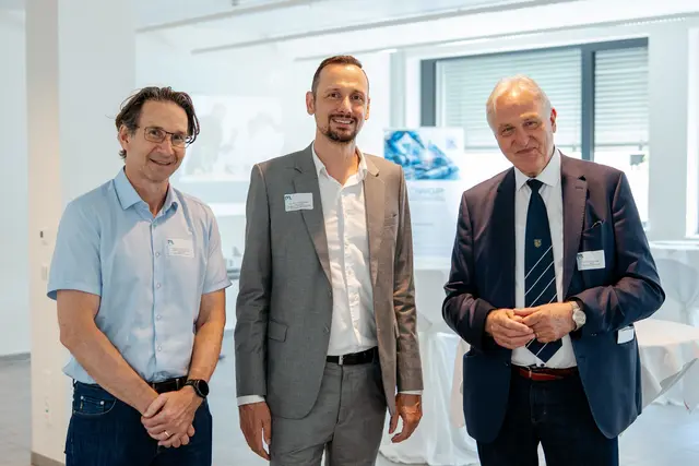 Rektor Peter Moser (rechts) mit den beiden Initiatoren des InnoLabs, Thomas Thurner (links) und Thomas Grießer. | Foto: MUL