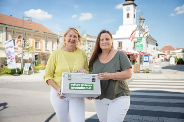 Grüne NÖ-Klubobfrau Helga Krismer und Landtagsabgeordnete Silvia Moser am Stadtplatz Gmünd. | Foto: Die Grünen NÖ