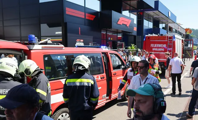 Die Feuerwehr musste mitten durch das Fahrerlager.