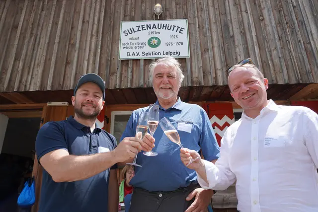 DAV-Präsident Roland Stierle (Mitte) mit dem 1. Vors. der Sektion Leipzig Toni Werner (l.) und dem 2. Vors. Renè Hobusch (r.) | Foto: Kainz