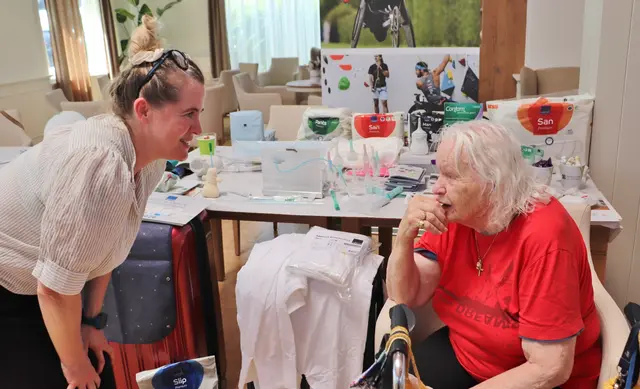 Martina Goldgruber von Georg Egger Heilbehelfe kam mit Margareta Spöttl gleich ins Gespräch. Die Seniorin erzählte aus ihrem Leben, das von vielen Entbehrungen geprägt war.  | Foto: Edith Ertl