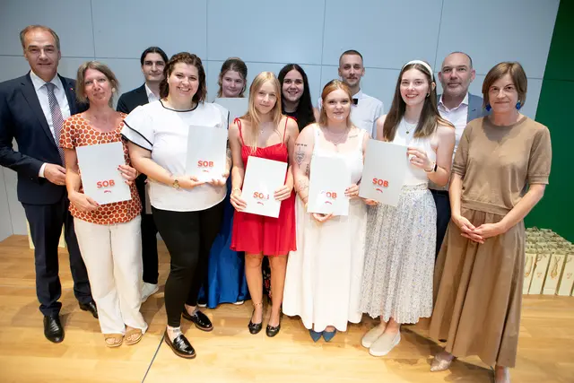 Soziallandesrat Leonhard Schneemann (links) und Direktor-Stellvertreter Gerald Gamperl-Stecker (2. von rechts) und Klassenvorstand Nicole Cseh (rechts) überreichten die Diplome. | Foto: Landesmedienservice