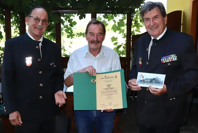 Leo Fiedler (li) und Franz Hopfgartner (re) überreichten Gold an Georg Wallner (mi) | Foto: Gerhard Langmann