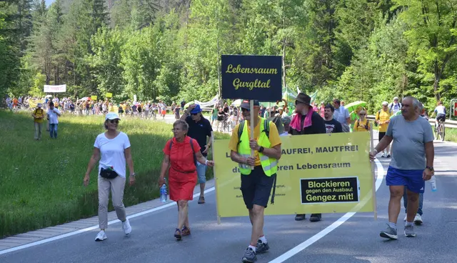 Der Protestmarsch von zahlreichen Gegnern der Landespläne am Fernpass vom Rastland bis Fernstein.