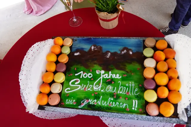 Den Kuchen hat Agnes Steixner persönlich aus Schönberg angeliefert. | Foto: Kainz