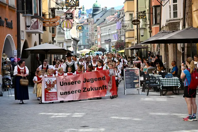 Imposanter Aufmarsch des langen Jungtrachtler-Zuges in der Innsbrucker Altstadt. | Foto: Hassl