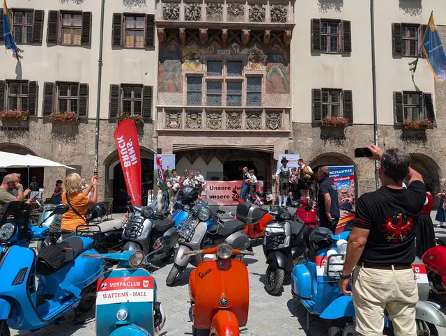 Ungeplantes Treffen: Vespa meets Plattler | Foto: Landestrachtenverband Tirol