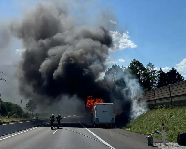 2 Feuerwehrleute löschen ein Wohnmobil in Vollbrand auf der Autobahn
