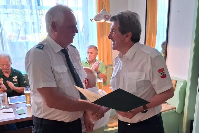 Gratulation an Kommandant Johann Pitter (li) | Foto: Gerhard Langmann